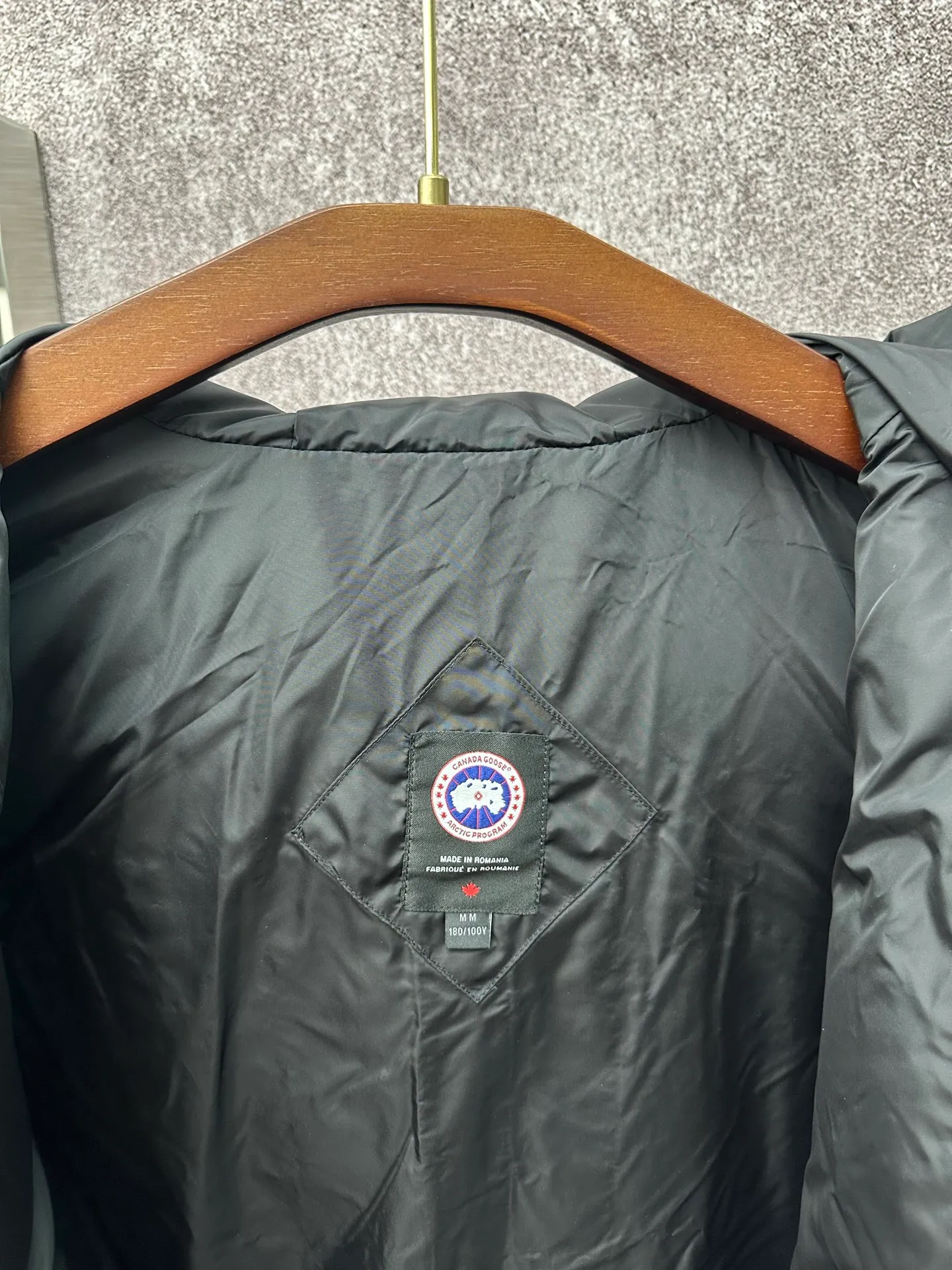 P930 Canada Goose Armband Hooded Down Jacket Fabric selection: The use of high-quality protective nylon fabric not only enhances the wear resistance of the surface, but also takes into account wind resistance, ensuring excellent performance in various harsh weather conditions.  90 national standard high-quality white duck down: selected high-loft down, weighing 170g, light and warm, with excellent temperature locking performance and good resilience.  Three-dimensional quilting process: Precision thread reinforcement to prevent velvet drilling and ensure that the fluffy and resilient elasticity lasts as new.  7-needle medium-thick knitted structure: Use thicker yarns to knit woolen fabrics with obvious thickness and weight. The texture is clearly visible and has a rough, retro texture. It has a good skeleton feel, is relatively stiff, and can maintain the silhouette of clothing for a long time. It also provides more layers of still air to lock in heat.  There is a brand exclusive LOGO on the woolen sleeve arms. It is dark and not obvious in the photo.  Accessories: One-to-one customized logo, one-to-one customized zipper pendant, one-to-one customized snap button SIZE: S M L XL